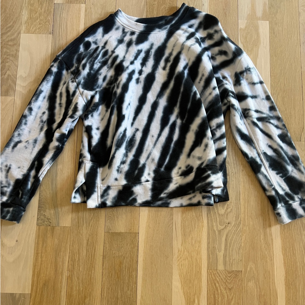 Super cute and comfy sweatshirt!!! Only worn once!!